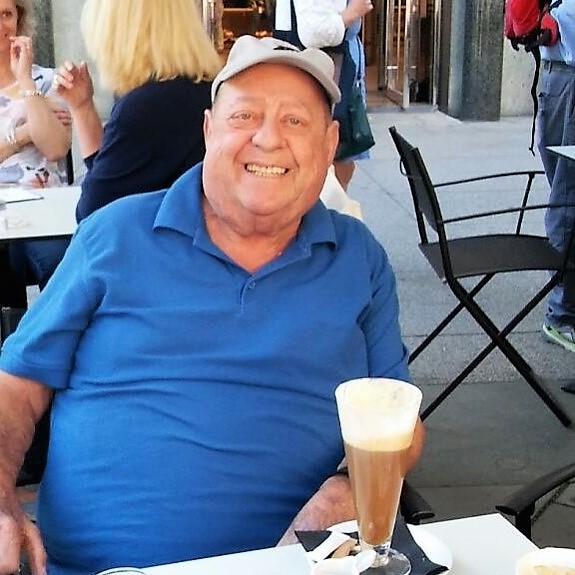 יואל סריג ז''ל. הקהל מחא כפיים